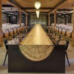 mesas de cristal con un tronco de madera