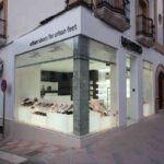 Diseño de una zapatería con líneas limpias y depuradas 6 Decoración escaparate zapatería Urbano