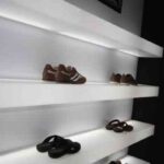Diseño de una zapatería con líneas limpias y depuradas 1 Diseño estanterías zapatería