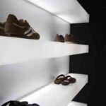 Diseño de una zapatería con líneas limpias y depuradas 14 Estantería retro iluminada
