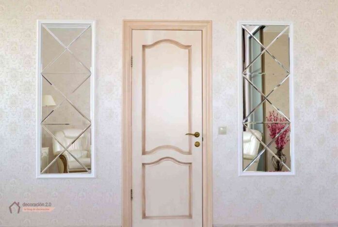 Sala de estar con dos espejos simétricos