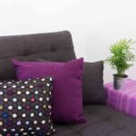 decorar un salon lila y gris – cojines