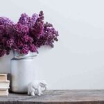 decorar un salon lila y gris – detalles