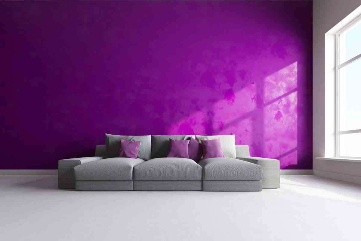 decorar un salon lila y gris - pared oscura