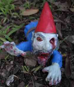 Decora con gnomos zombies tu jardín en Halloween 8