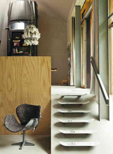 Escalera hecha con monopatines reciclados 1 escalera hecha de monopatines