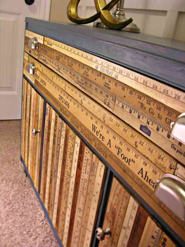 Aparador decorado con reglas de madera 1 aparador