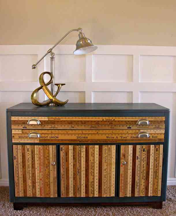 Aparador decorado con reglas de madera 2 aparador