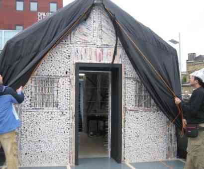 Una casa hecha de periódicos británicos 1 casa