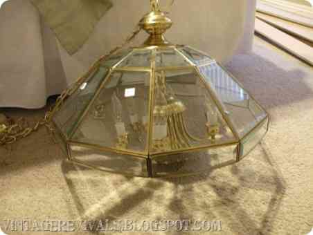 Habitación hecha de mobiliario reciclado 3 lampara