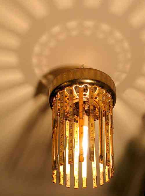 Lámpara hecha con cintas métricas 1 lampara