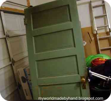 Habitación hecha de mobiliario reciclado 4 puerta