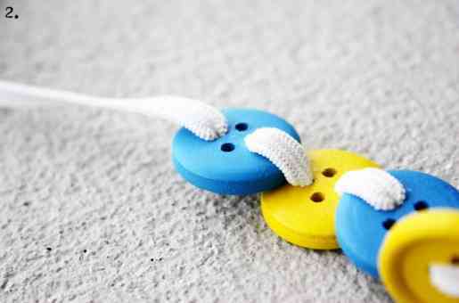 Portalápices infantil hecho con botones 2 goma elastica