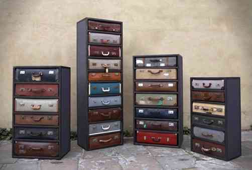 Una cómoda hecha de maletas 2 maletas recicladas