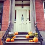 puerta de miedo para Halloween – calabazas y esqueleto