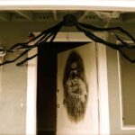 puerta de miedo para Halloween – momias y arañas