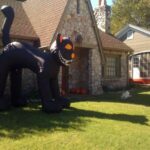 puerta de miedo para Halloween – un gran gato negro