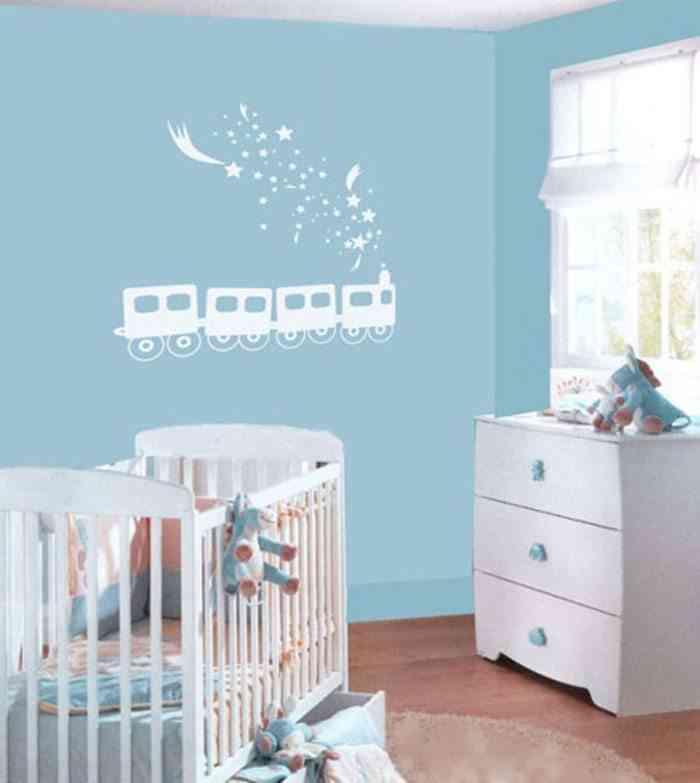 Dormitorio de bebé en azul y blanco