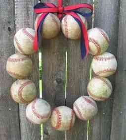 Corona de Navidad hecha con bolas 1 corona