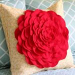 cojin-con-flor-de-fieltro-1