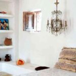 dormitorio con lámpara vintage