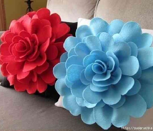 Cómo hacer flores de fieltro para decorar cojines de tu hogar flores de fieltro