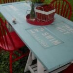 Puertas-y-Ventanas-viejas-Recicladas-y-Convertidas-en-Mesas-1-224×300