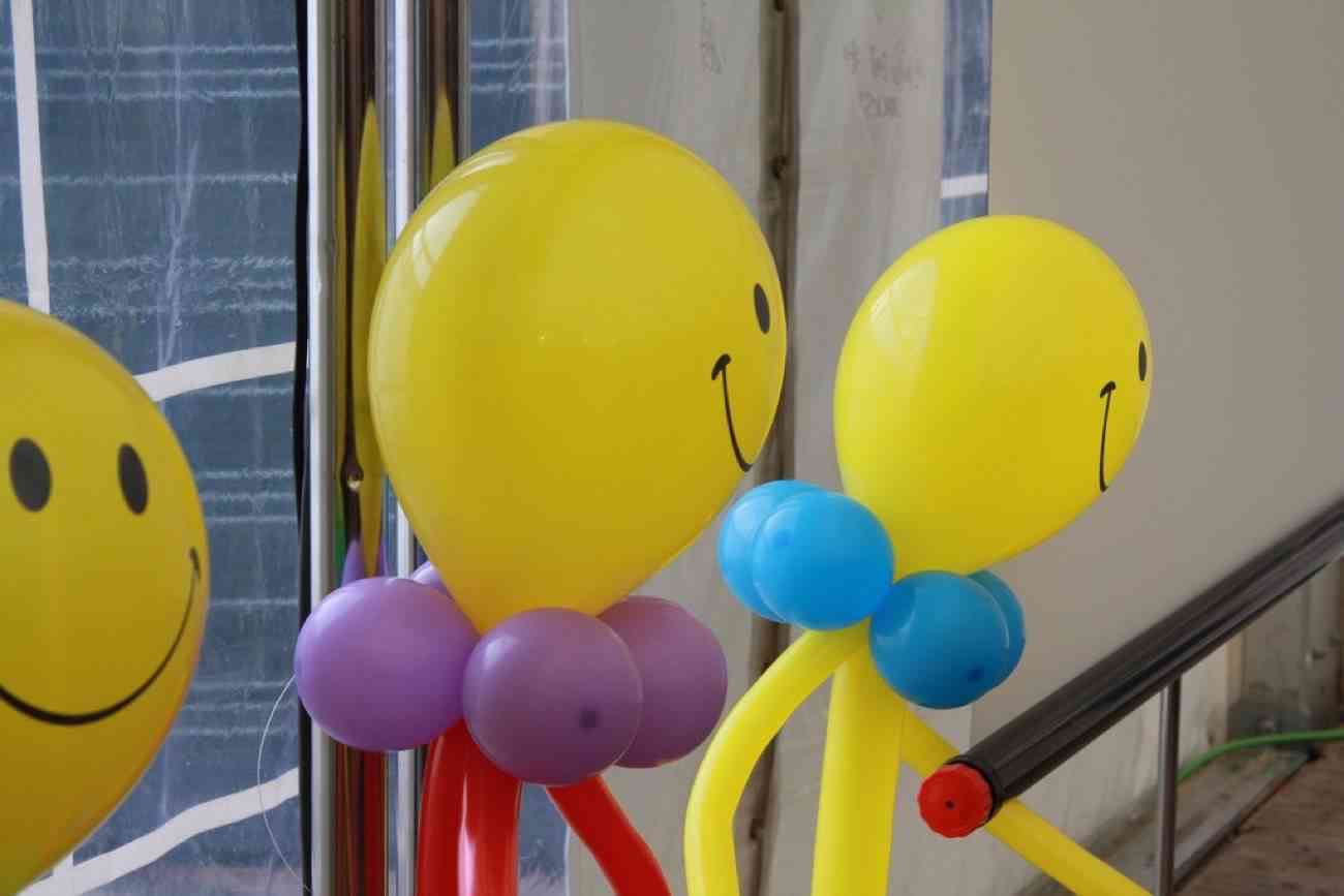 globos felices para una fiesta