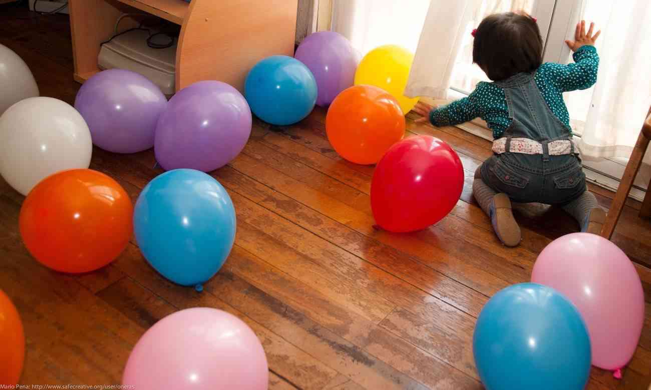 niño y globos