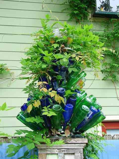 decorar el jardin con botellas recicladas