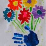 Tarjeta para el día de la madre mano de pintura y margaritas