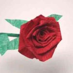 rosa hecha con papel crepe