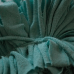 Detalle de manualidad con trapillo en verde