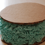 Pompón con trapillo casi listo entre cartón