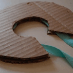 Cartón para hacer un pompón con trapillo