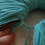 Enrollando el trapillo en el cartón