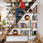 ahorrar-espacio-guardar-libros-estanteria-en-escalera-1