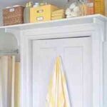 estanteria-sobre-la-puerta-ahorrar-espacio-en-el-bano-1