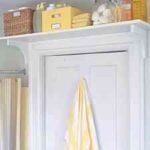 estanteria sobre la puerta – ahorrar espacio en el baño