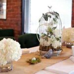 mesa decorada con jaula