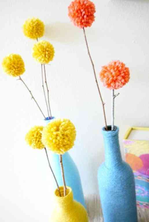 Una idea para decorar con lana ¡Botellas y pompones de colores! 1 decorar con lana y pompones
