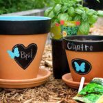 maceta decorada con pintura de pizarra