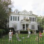 casa-decorada-con-esqueletos-de-halloween-1