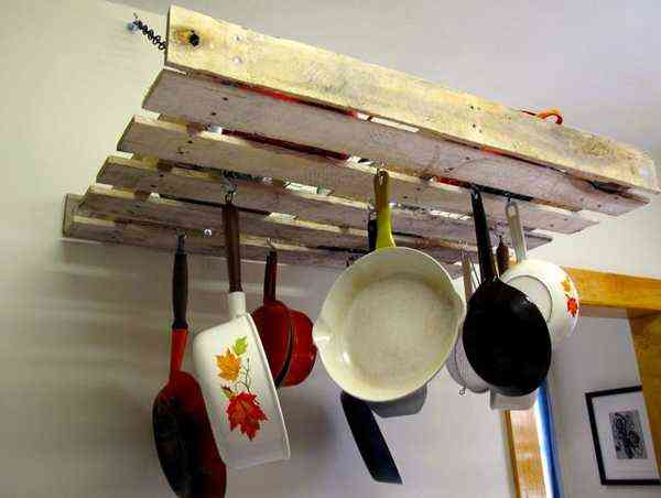 2 Ideas para decorar con palet la cocina 2 decorar con palet en la cocina para engancha las sartenes