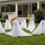 decorar-tu-jardin-en-halloween-con-fantasmas-1
