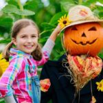 decorar tu jardin en Halloween – espantapajaros con calabaza
