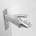 pomo-de-puerta-con-mano-1