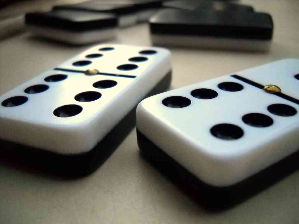Cómo hacer una ficha de dominó gigante
