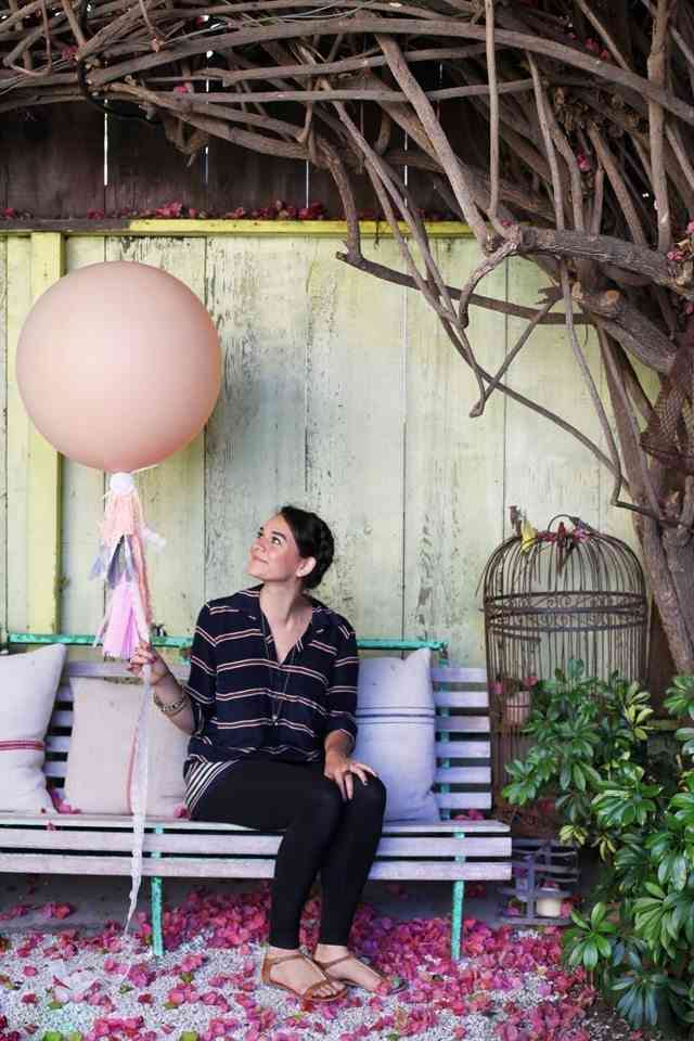 10 razones por las que deberías tener tu casa ordenada 5 mujer en porche