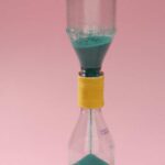 reciclar botellas de plástico para hacer un reloj de arena